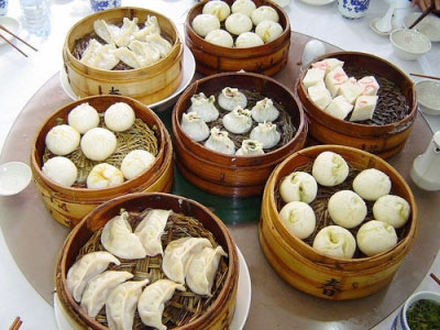 街头小店制作的蒸包看似松软可口,实际是因为被加入了含铝泡打粉等非法添加剂。