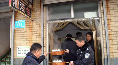 历城公安分局会同区食药监局对2家个体蒸包铺进行突击检查