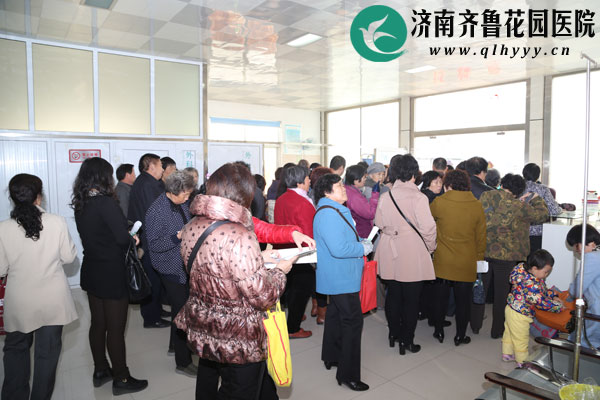 排队等候抽血化验采样的被体检者