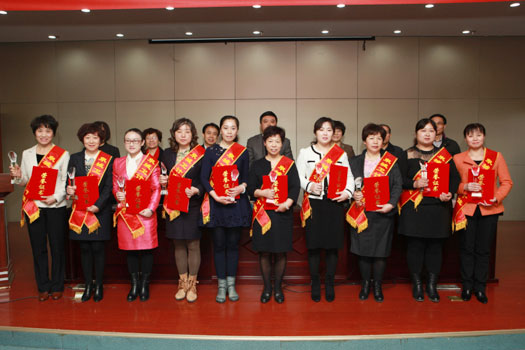 市文明办及济南市卫计委领导为泉城卫计巾帼十佳颁奖