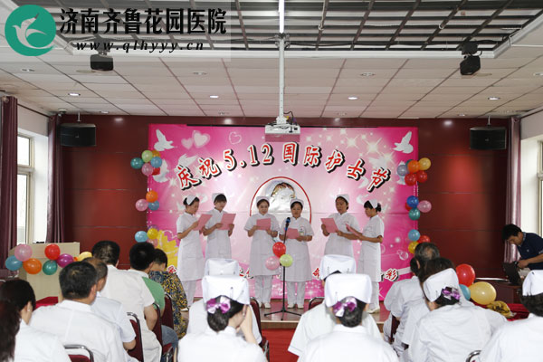 三病区张淑君护士长带领的团队带来的诗朗诵我热爱护理执业