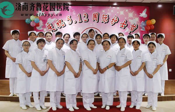 庆祝大会后参加活动的新进护士们与护理部领导合影留念