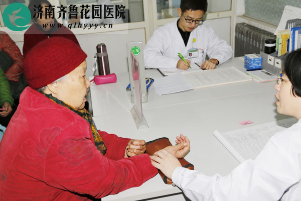 张彤主任为患者号脉