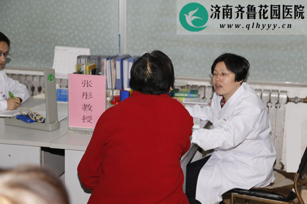 张彤主任详细询问病史并讲解注意事项