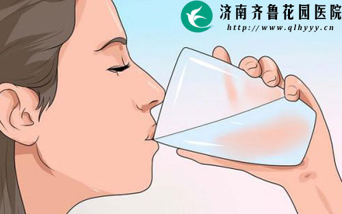 嘴唇上火起泡要多喝水