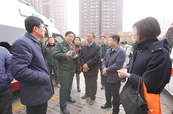 参观济南市急救车辆及设备