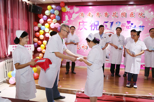 医务科主任为通过院前急救考核获得急救资格证书的医护人员颁发证书