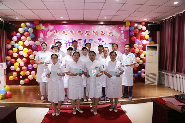 获得院前急救资格证书的医护人员合影