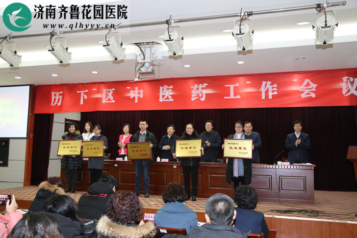 社区管理科何延勇科长上台领取先进单位奖牌