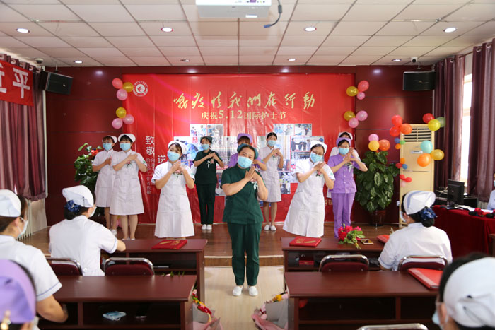 在于宝玉护士长的带领下,进行了《谢谢你》手语表演