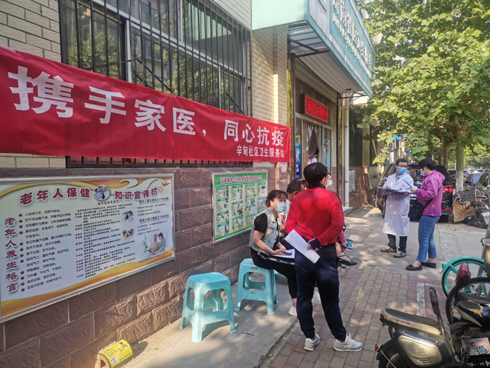 室外悬挂条幅及医务人员现场讲解宣传