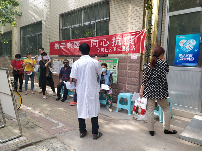 室外悬挂条幅及医务人员现场讲解宣传