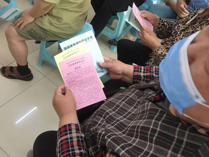 结合宣传册进行宣传解读家庭医生签约服务相关政策、国家基本公共卫生服务政策等