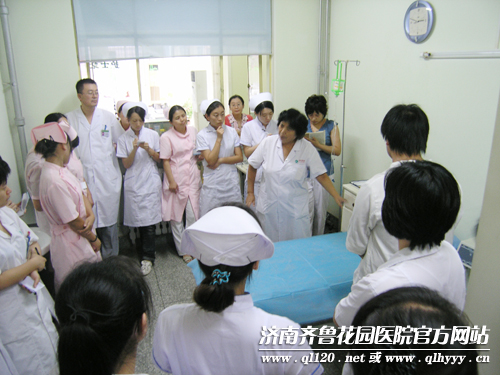 小儿发热惊厥的抢救模拟演练在我院门诊急救室进行