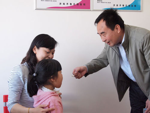 济南市卫生局侯廷成副局长参加在我院举行的儿童免疫接种宣传