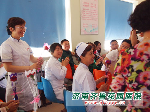 512护士节暨母亲节，当了妈妈的护士们领到了医院为她们准备的康乃馨