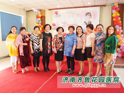 老中青三代护士长合影留念