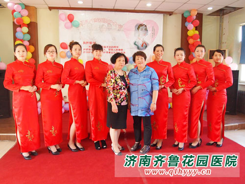 参加T台秀的护士代表与医院领导合影留念