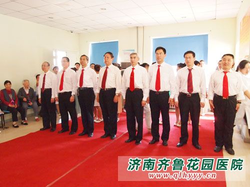 大<a href=https://www.qlhyyy.cn/neikexiangguan/ target=_blank class=infotextkey>内科</a>老中青三代内科男医生为护士节奉上T台秀