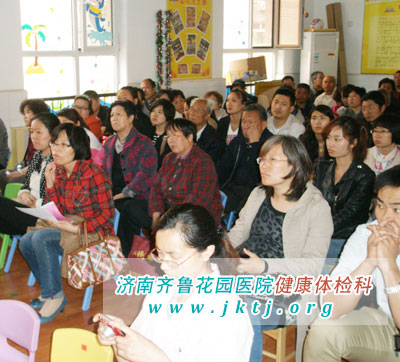 参加手足口病预防知识讲座的家长朋友们